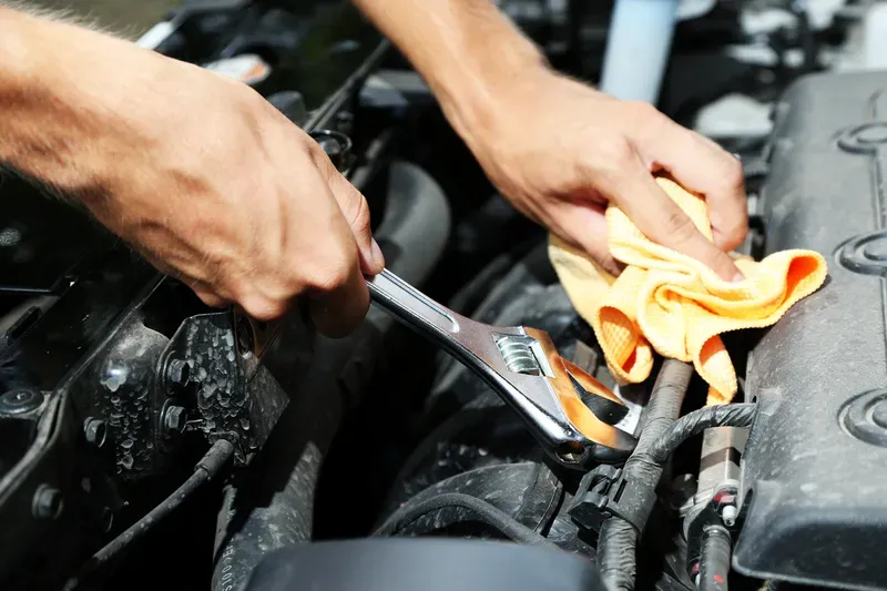 Lucrari de intretinere la motor cu cheie reglabila